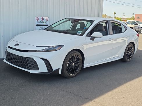 Used 2025 Toyota Camry SE w/ Convenience Package image 3