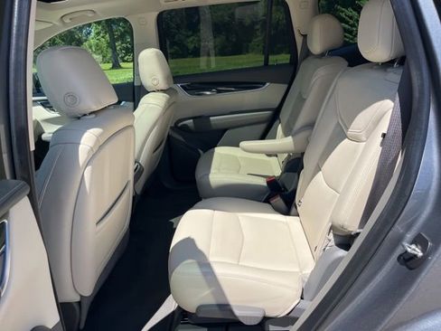 Used 2022 Cadillac XT6 Premium Luxury w/ Technology Package FWD image 38