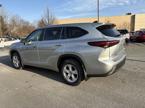 Used 2023 Toyota Highlander LE image 6