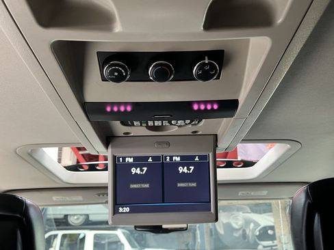 Used 2015 Chrysler Town & Country Limited Platinum FWD image 24