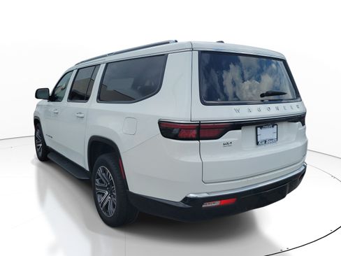Used 2024 Jeep Wagoneer L Series II RWD image 4