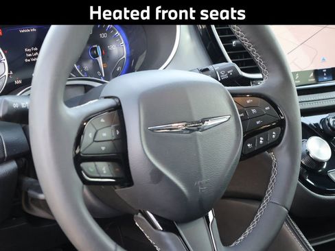 Used 2025 Chrysler Pacifica Limited image 22