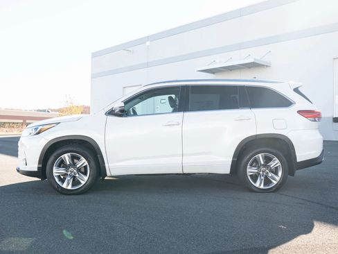 Used 2017 Toyota Highlander Limited image 3