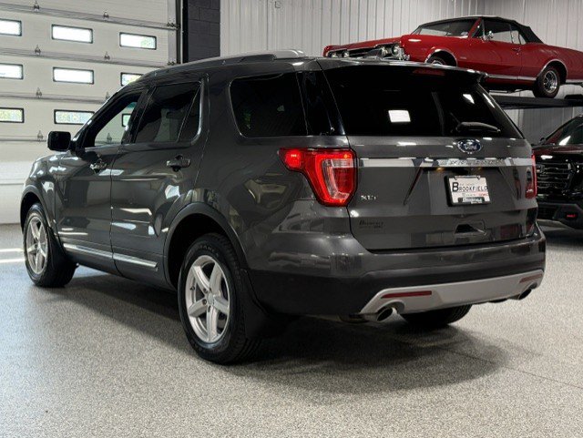 Used 2017 Ford Explorer XLT AWD/4WD image 3