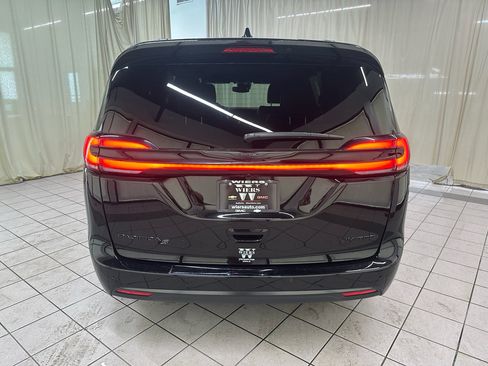 Used 2026 Chrysler Pacifica Limited w/ S Appearance Package FWD image 6