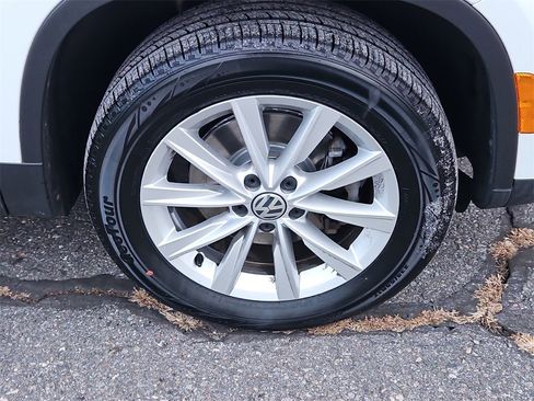 Used 2017 Volkswagen Tiguan Limited w/ Premium Package image 10