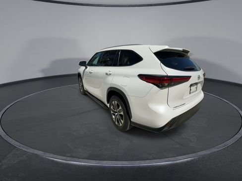 Used 2022 Toyota Highlander XLE image 6
