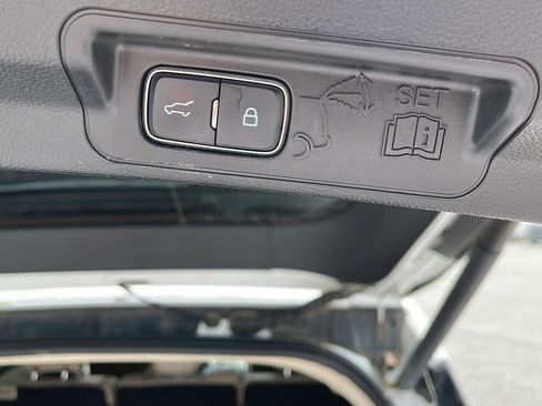 Used 2023 Ford Explorer Limited image 9