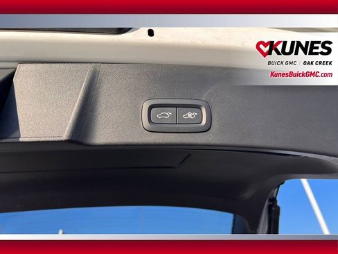 Used 2024 Volvo XC40 B5 Core image 5