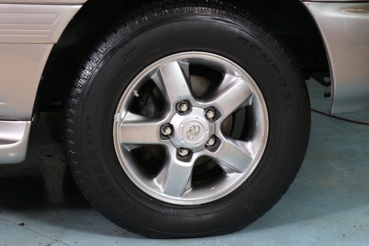 Used 2004 Toyota Land Cruiser AWD/4WD image 14
