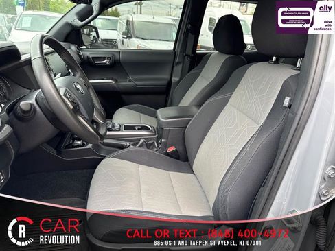 Used 2020 Toyota Tacoma TRD Sport w/ Blackout Package AWD/4WD image 10