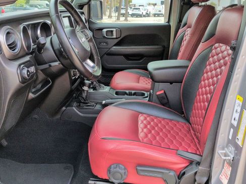 Used 2019 Jeep Wrangler Unlimited Sahara image 16