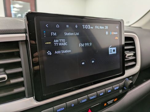 Used 2023 Hyundai Venue Limited image 11