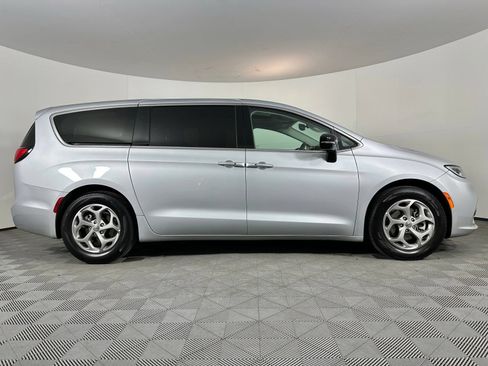 Used 2024 Chrysler Pacifica Limited FWD image 29