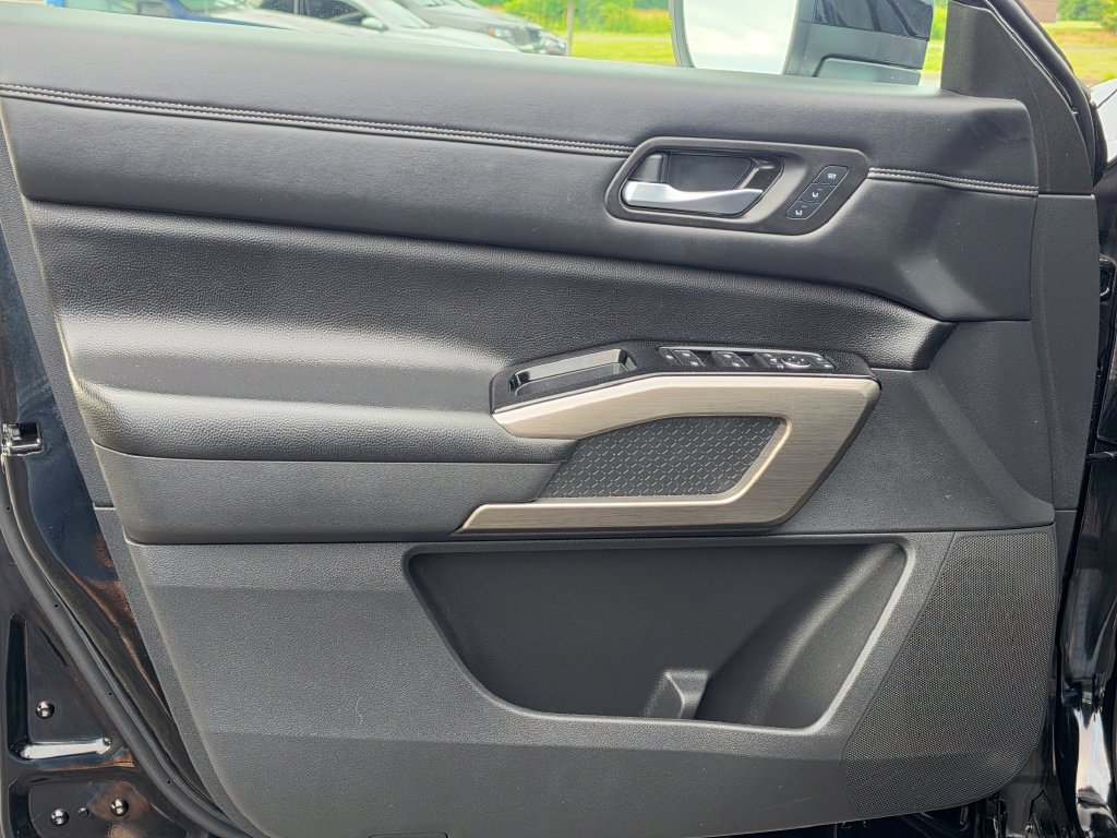 Used 2024 Nissan Pathfinder Platinum FWD image 12