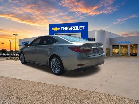 Used 2017 Lexus ES 350 w/ Ultra Luxury Package FWD image 4