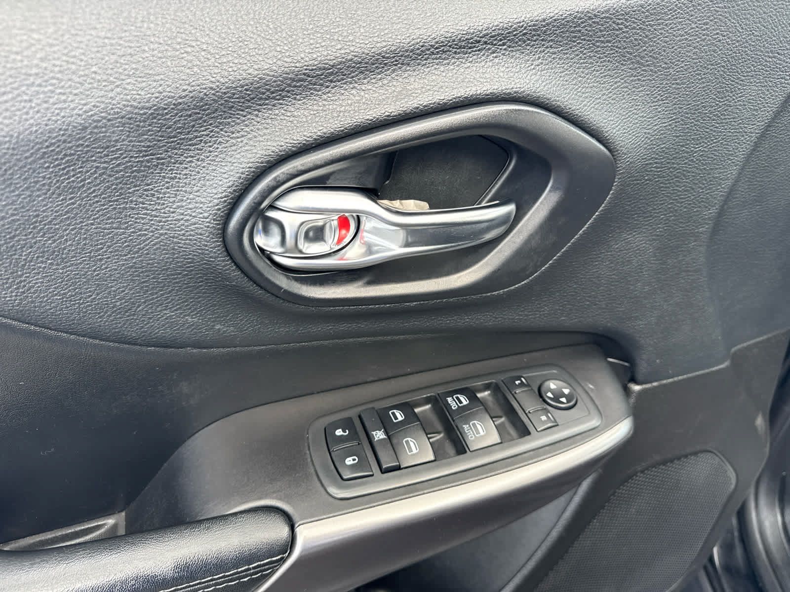 Used 2019 Jeep Cherokee Latitude Plus w/ Cold Weather Group AWD/4WD image 10