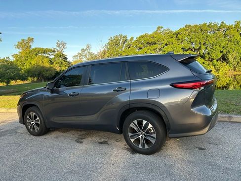 Used 2023 Toyota Highlander XLE image 3