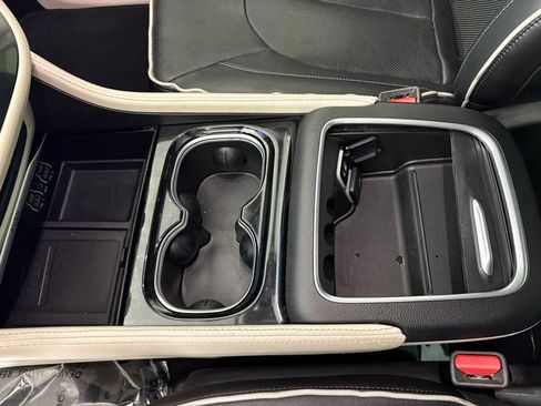 Used 2023 Chrysler Pacifica Limited image 33