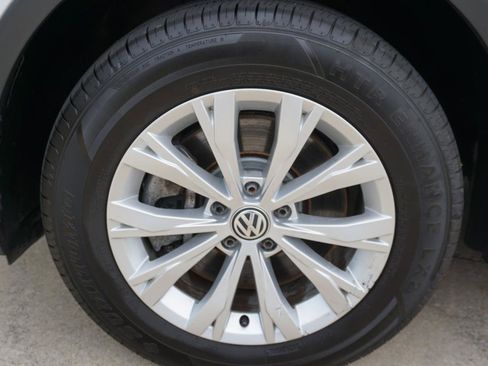 Used 2020 Volkswagen Tiguan S image 9