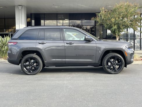 New 2025 Jeep Grand Cherokee Altitude image 9