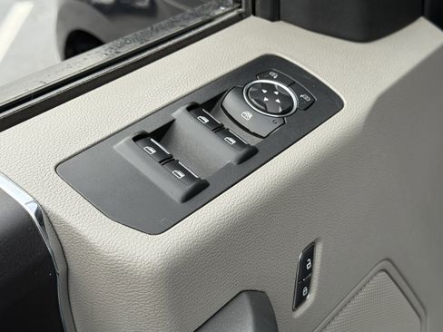 Used 2015 Ford F150 XLT image 12