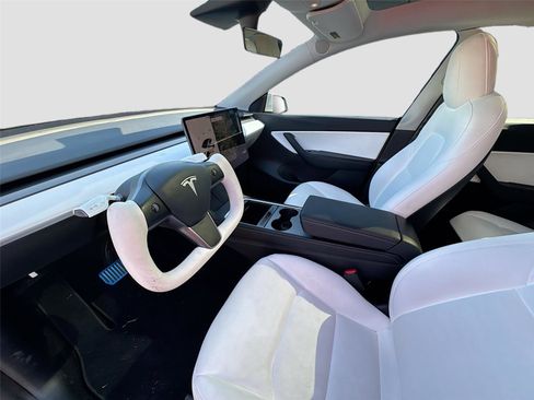 Used 2021 Tesla Model Y Long Range image 16