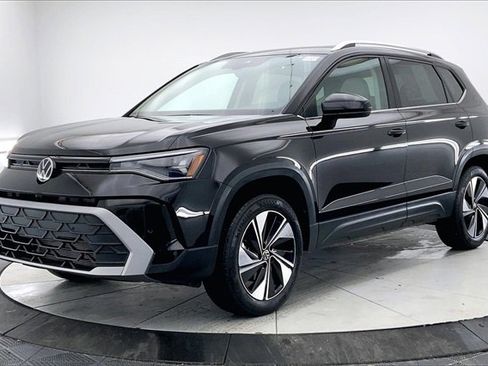 Used 2025 Volkswagen Taos SE image 2