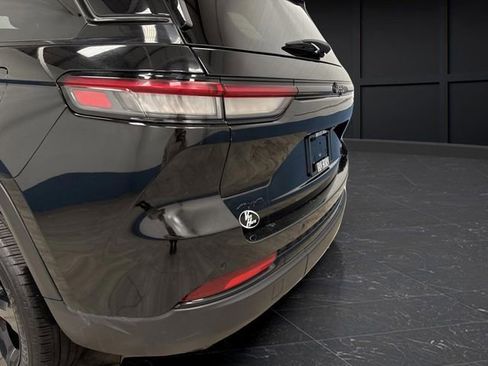 Used 2023 Jeep Grand Cherokee Limited w/ Luxury Tech Group II image 35