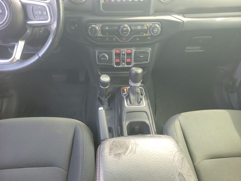 Used 2018 Jeep Wrangler Unlimited Sahara AWD/4WD image 17