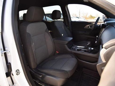 Used 2022 Chevrolet Traverse LT image 25