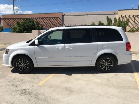 Used 2016 Dodge Grand Caravan R/T image 2