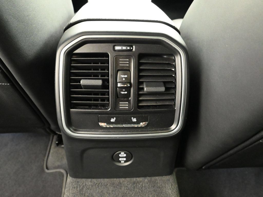 Certified 2026 Porsche Macan AWD/4WD image 18