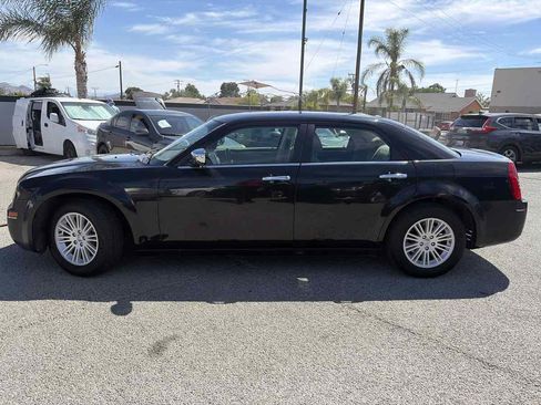 Used 2010 Chrysler 300 Touring RWD image 2