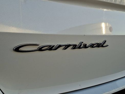 Used 2022 Kia Carnival EX FWD image 32