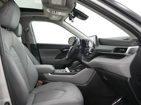 Used 2021 Toyota Highlander XLE FWD image 11