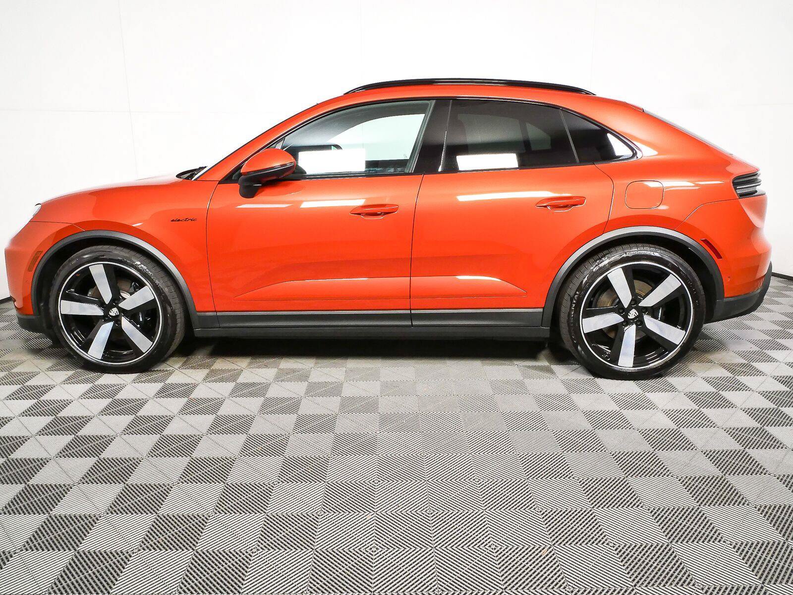 Certified 2025 Porsche Macan 4S Electric AWD/4WD image 2
