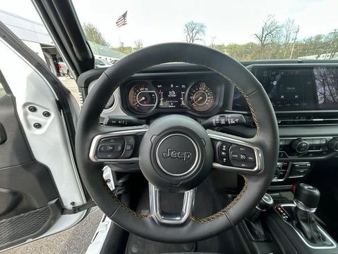 Used 2025 Jeep Wrangler Unlimited Sahara AWD/4WD image 18