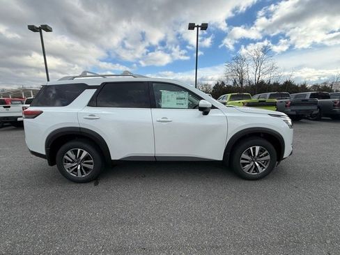 New 2025 Nissan Pathfinder SL image 4