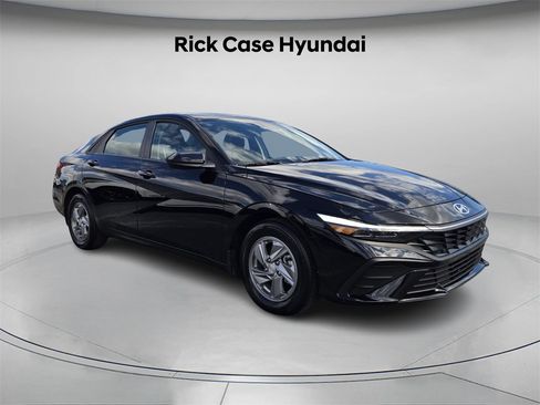 Certified 2025 Hyundai Elantra SE image 9