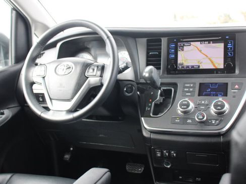 Used 2017 Toyota Sienna SE Premium image 25