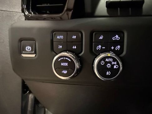 Used 2024 GMC Sierra 2500 AT4 w/ Technology Package AWD/4WD image 22