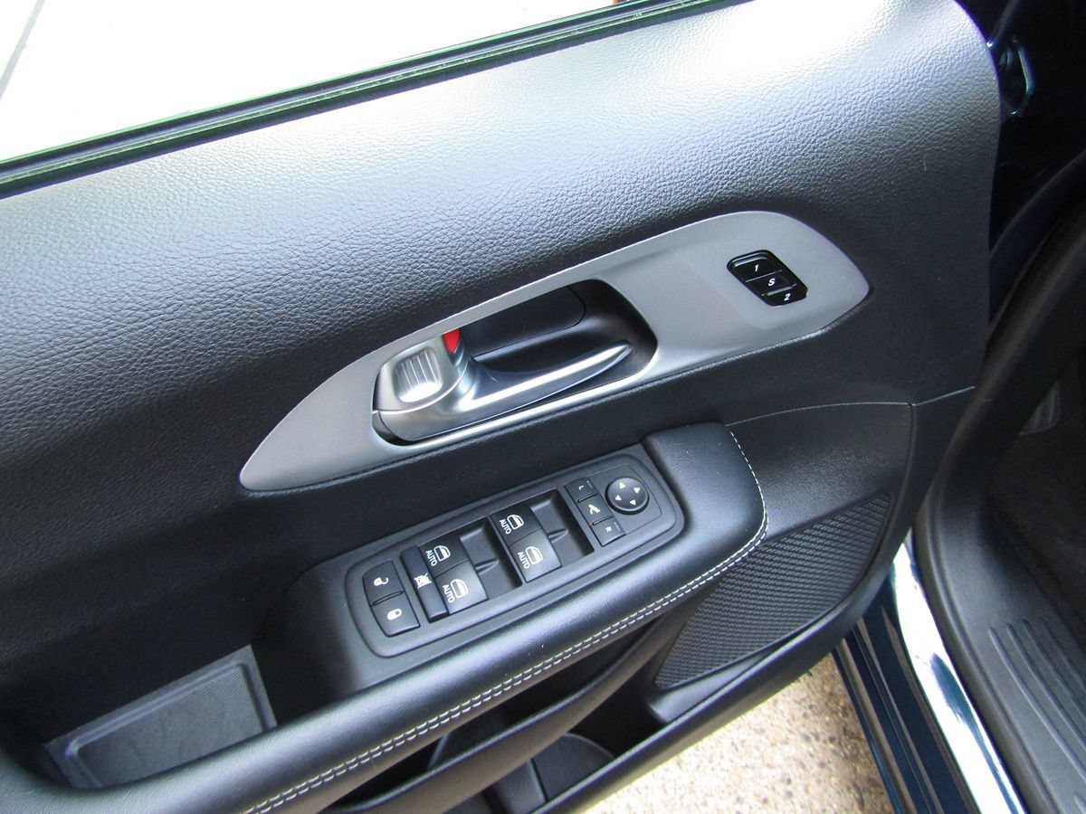 Used 2025 Chrysler Pacifica Limited FWD image 22