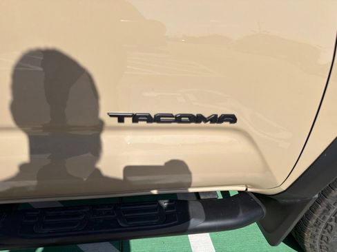 Used 2020 Toyota Tacoma TRD Off-Road w/ TRD Premium Off Road Package AWD/4WD image 16