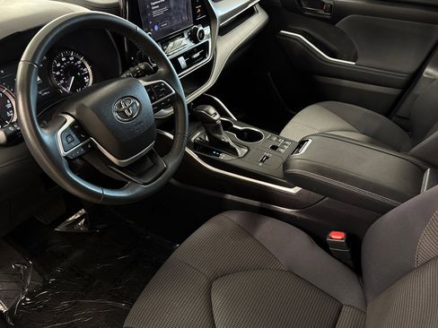Used 2024 Toyota Highlander LE image 10