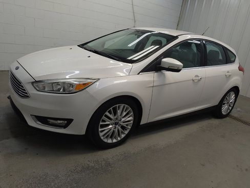 Used 2016 Ford Focus Titanium FWD image 2