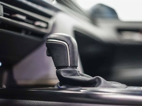 Used 2025 Toyota Camry SE image 19