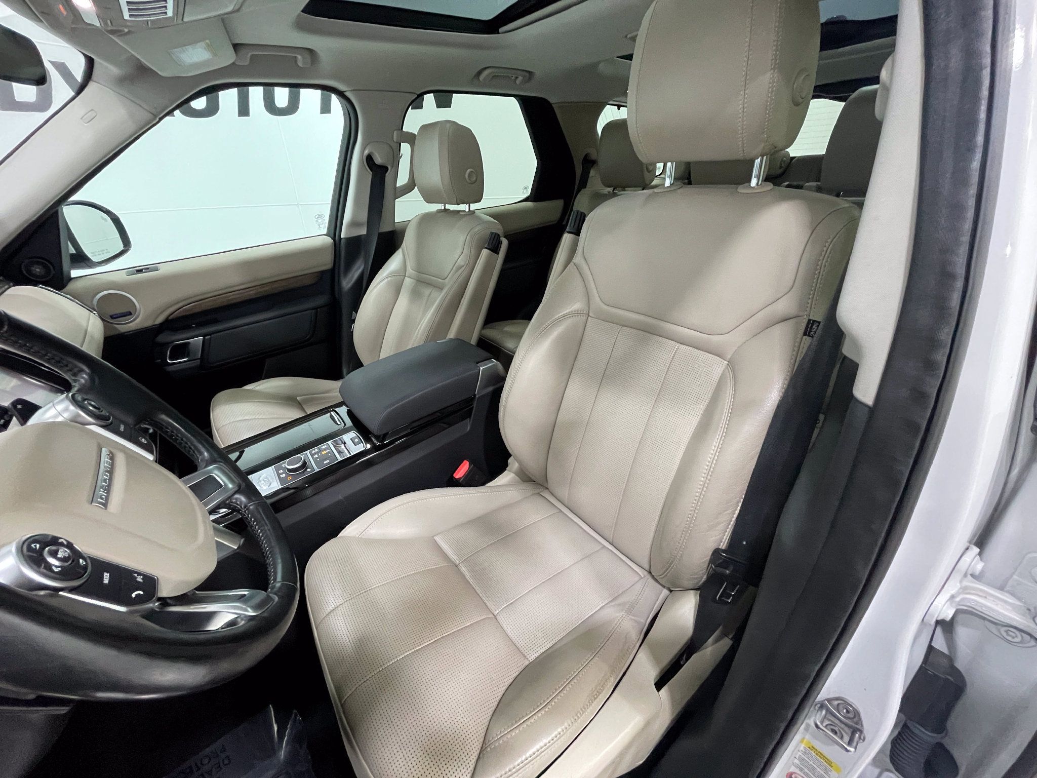 Used 2018 Land Rover Discovery HSE AWD/4WD image 14