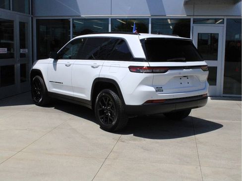 Used 2026 Jeep Grand Cherokee Altitude AWD/4WD image 8
