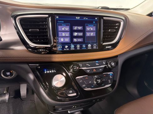 Used 2017 Chrysler Pacifica Limited image 18